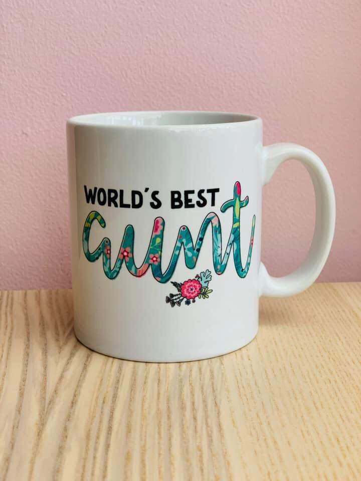 'best aunt' in fancy font that makes the 'a' in 'aunt' look like 'c'